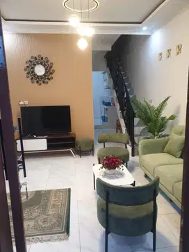 RUMAH SIAP HUNI 2 LANTAI FULL FURNISHED LOKASI STRATEGIS BEBAS BANJIR