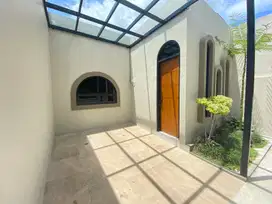 RUMAH 1LT DESAIN MEWAH DI TIMUR PASAR GENTAN, FULL FURNISHED