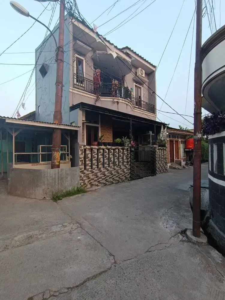 Rumah second 2 lantai strategis dkt ke Galaxy Pekayon BekasiBekasi