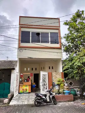 Dijual cepat rumah 2 lantai di bawah pasar di perum gunung sari indah