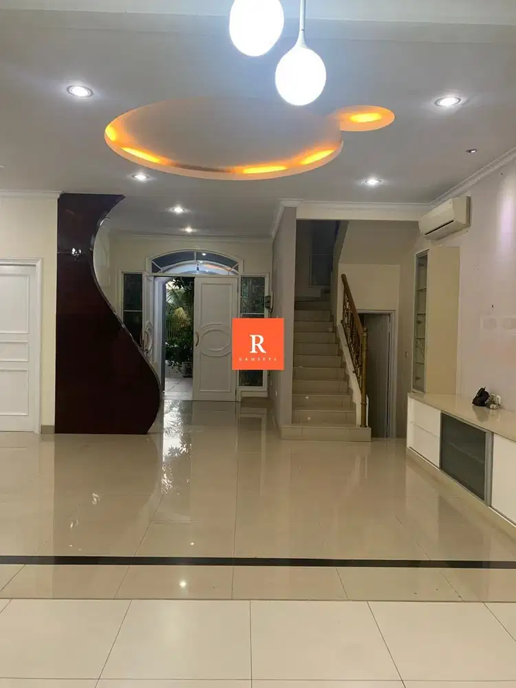 Dijual rumah 3 kamar LT 135m² LB 192m² PIK 1