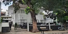 DIJUAL RUMAH MEWAH 2 LANTAI VIA LELANG DI MENTENG TEUKU CIK DITIRO