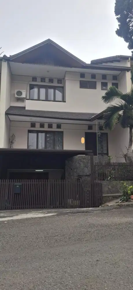 Dijual Rumah mewah 3 Lantai di Setra duta dekat Tol Pasteur