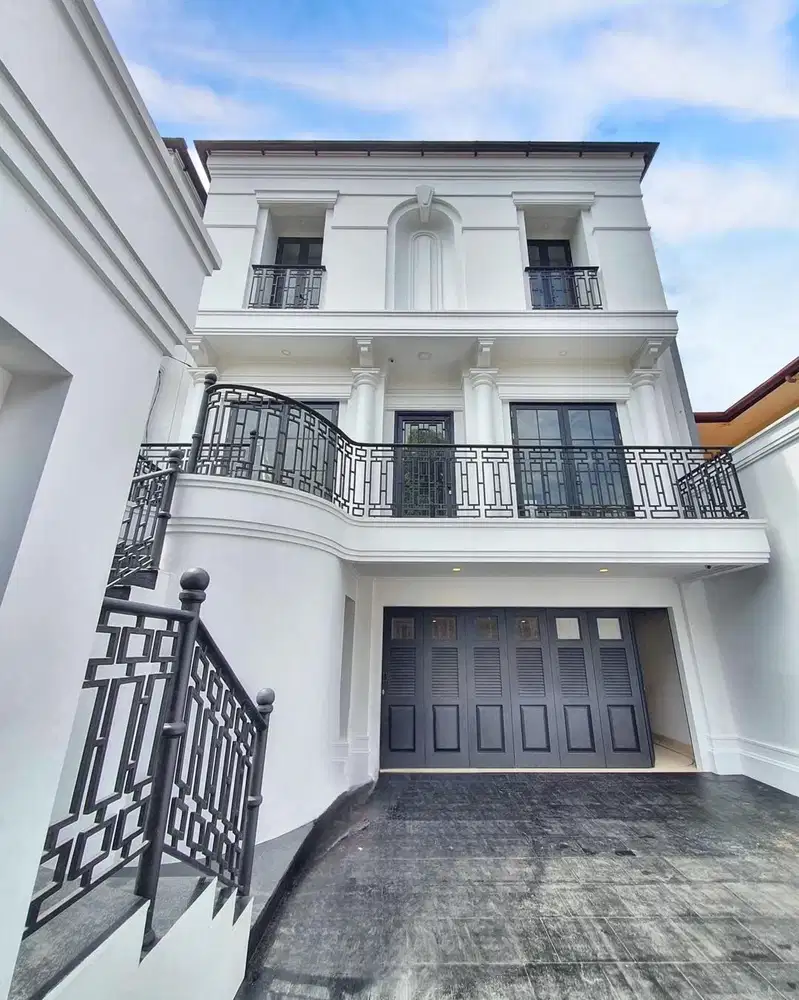 Rumah Dijual Cipete. Strategis, Akses Lebar, Bangunan Mewah + pool