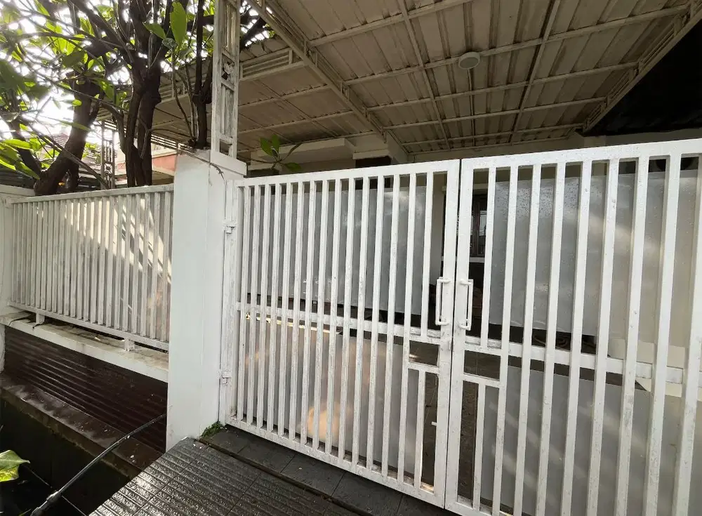 Di jual cepat rumah di aralia harapan indah bekasi.
