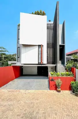 Rumah yang memiliki kolam renang pribadi sudah fullfurnished  mewah