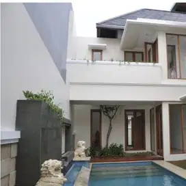 rumah mewah dengan pool disewakan di jalan gaharu