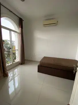 Dijual Rumah Bagus Luas 2 Lantai Full Furnished Swimming Pool di BSD