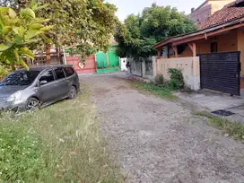 Rumah depan Lapangan