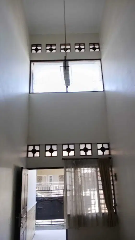 Disewakan Rumah 2 Lantai Bagus Luas Semi Furnished di Pamulang