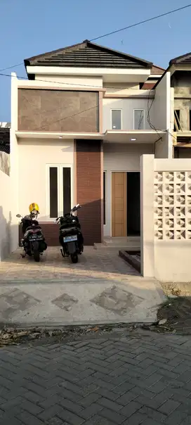 Rumah cantik Plafon tinggi Rungkut DP nol