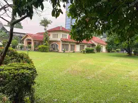 Disewakan Rumah ala Villa dengan halaman luas ditambah Kolam Renang total seluas 2400m2, bisa untuk kafe restoran atau kantor, harga 500 juta per tahun nego