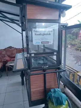 Gerobak bekas bakso jualan di tempat