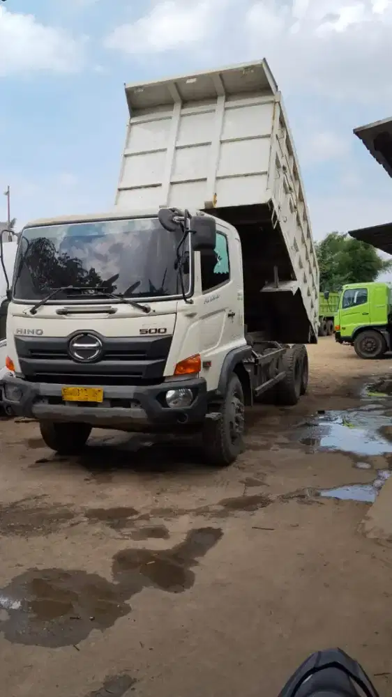 Dump truck Hino lohan tahun 2022