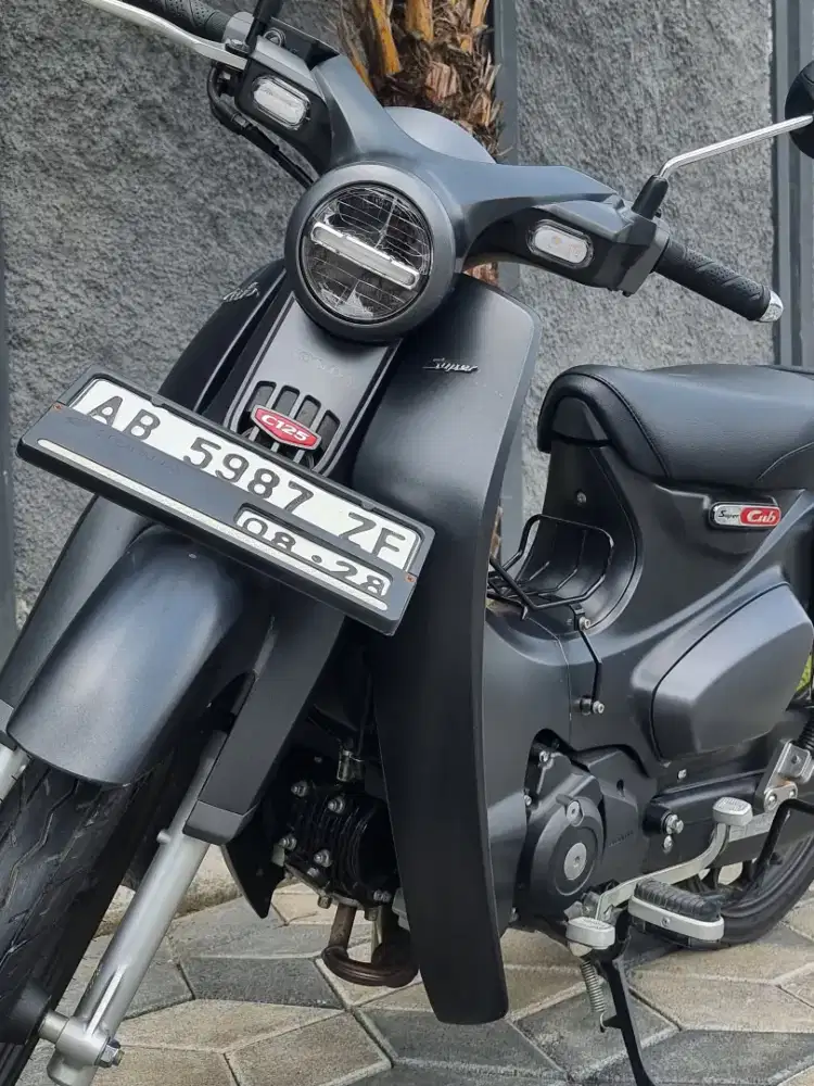 Honda Super Cub C125 Retro Keyless Hitam 2023 Odo 400 perak
