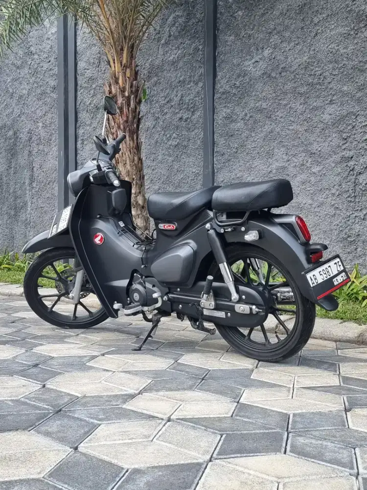 Honda Super Cub C125 Retro Keyless Hitam 2023 Odo 400 perak