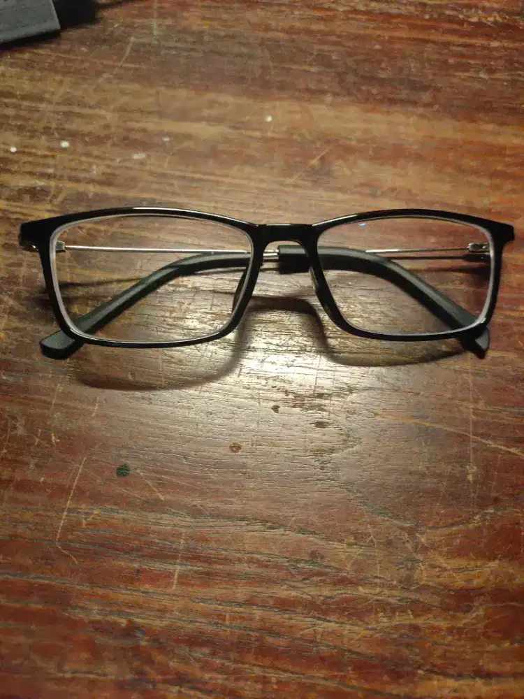 Kacamata pria hitam