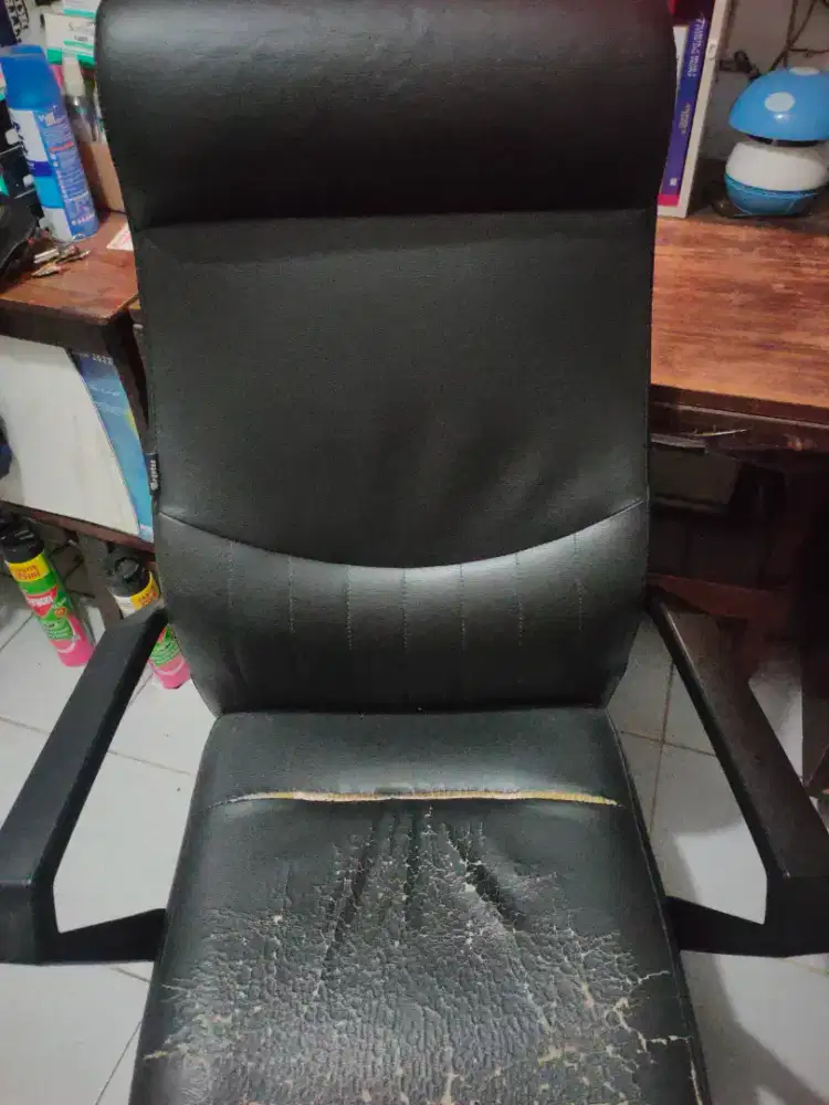 Kursi kerja bos hitam