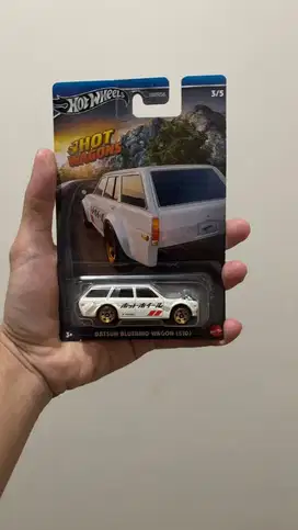 Diecast hotwheels datsun bluebird