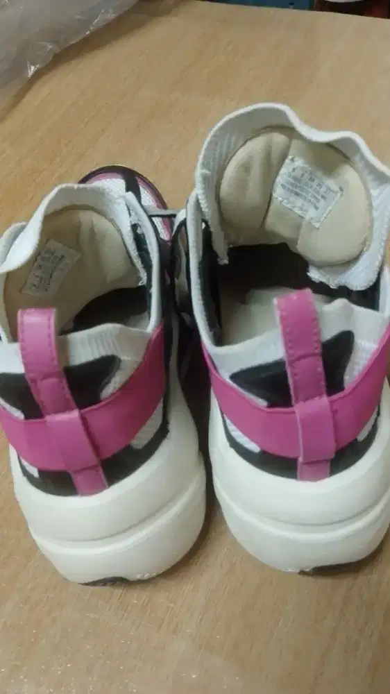 Dijual sepatu sneaker cewek merk SKETCHER (MARK NASON) SPECIAL EDITION