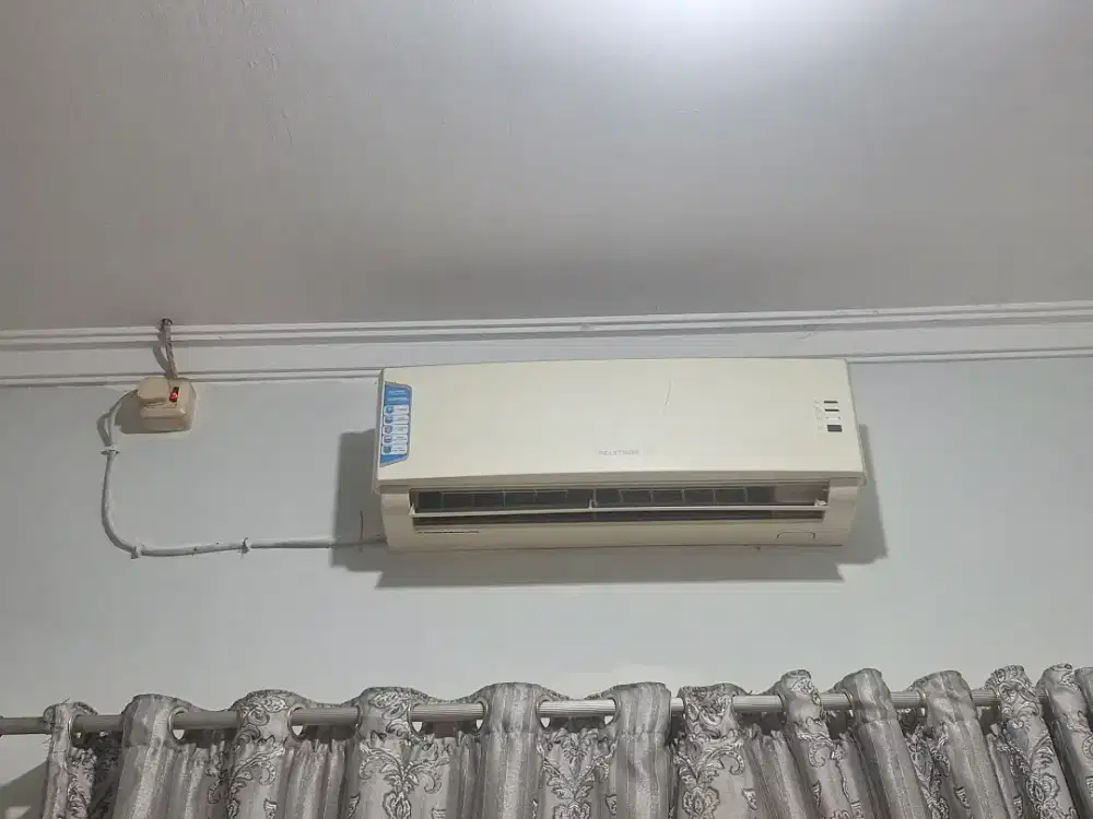 Dijual Ac Polytron 1pk tinggal pake  berfungsi nyala dingin