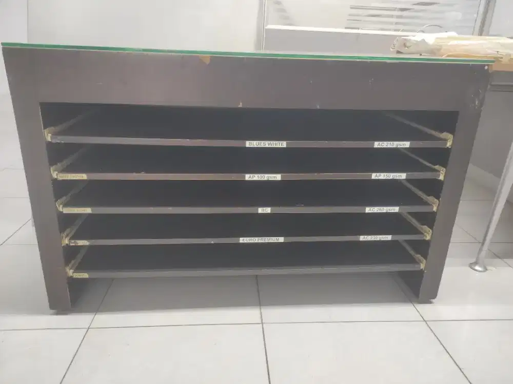Meja dan rak kertas