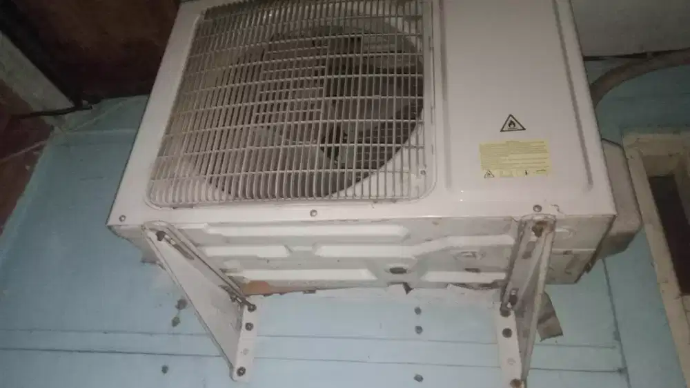 Di jual cepat AC Merek Sharp 3/4 PK lengkap berikut mesin nya.