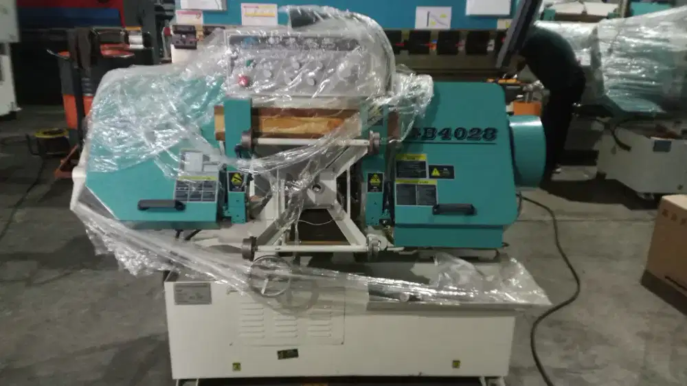Mesin bandsaw GB 4028