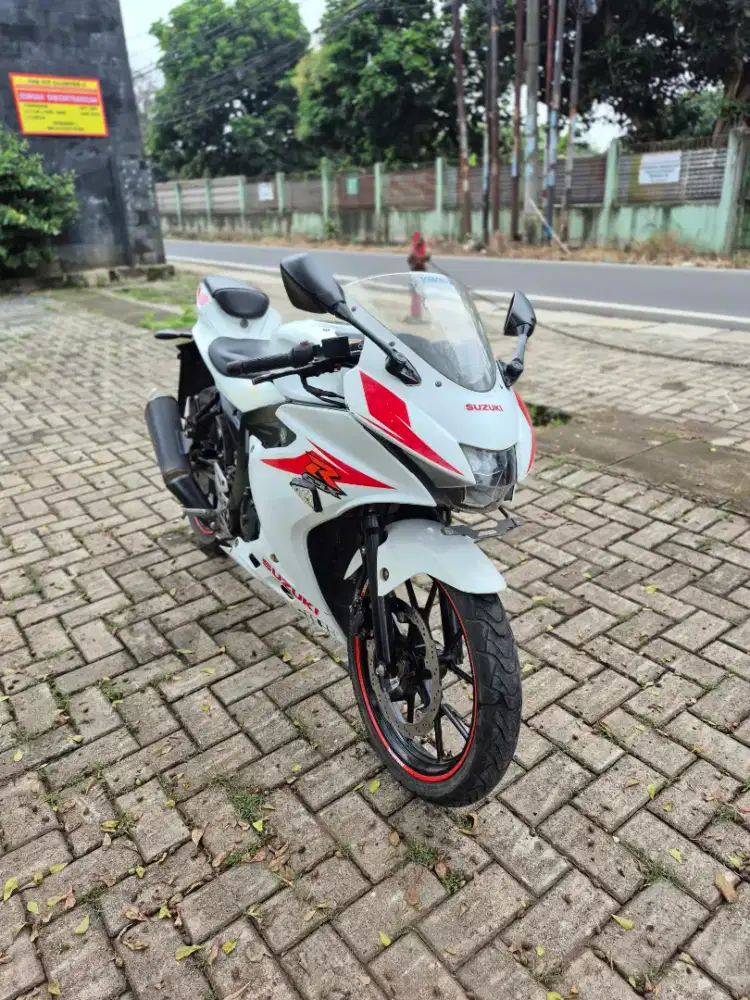 Dijual Suzuki GSX 150R tahun 2017 surat lengkap mesin bagus