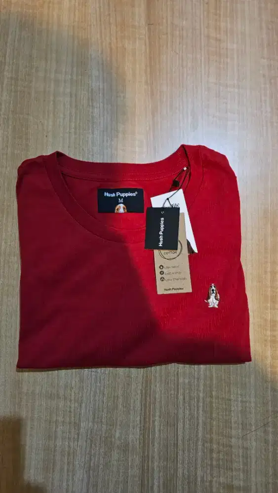 Kaos Hush Puppies Merah (Lengan Pendek) – Original & Stylish!