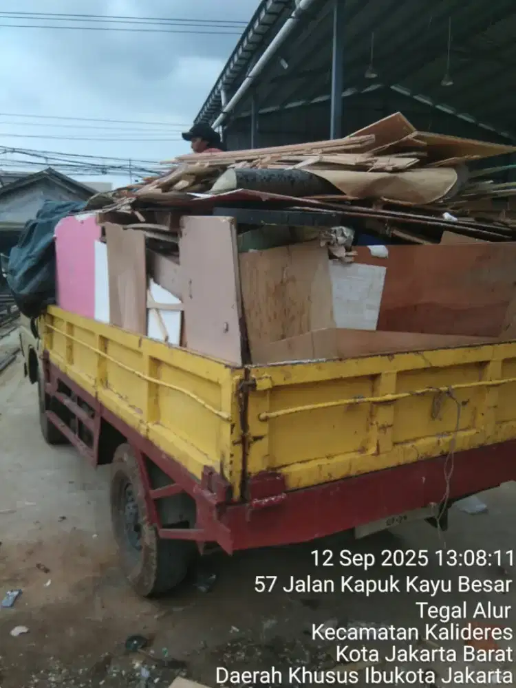 Jasa angkutan buang sampah dan puing