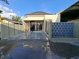 Rumah Modern Carport 2 Mobil Dekat Hotel Balecatur Inn