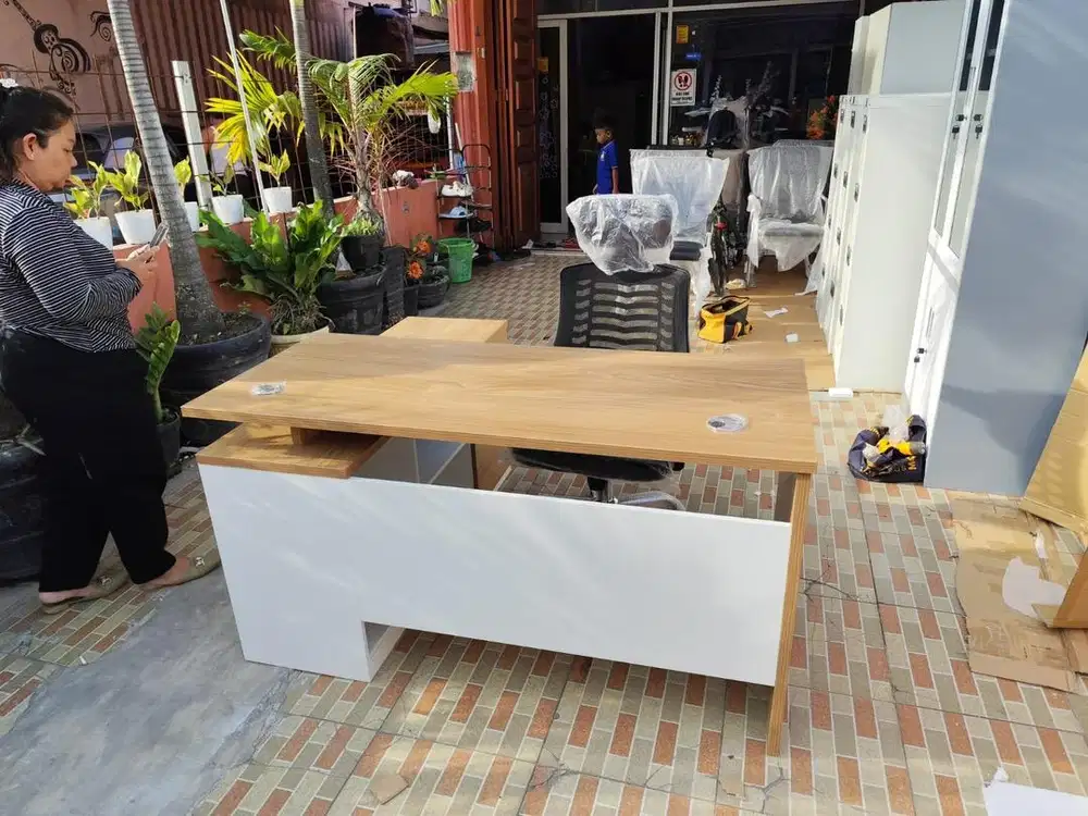 Meja direktur premium