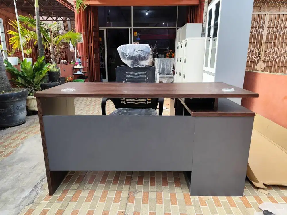Meja direktur premium