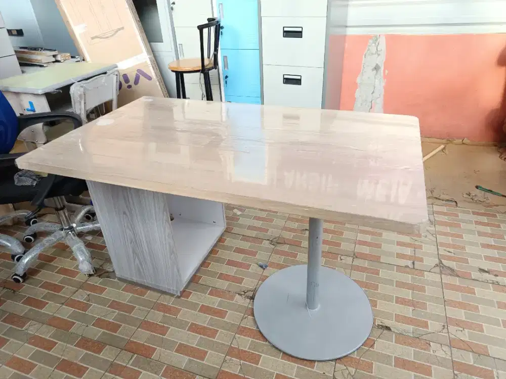 Meja Kerja Seken Kaki Besi