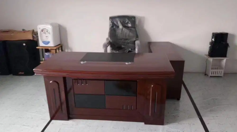 Meja direktur premium