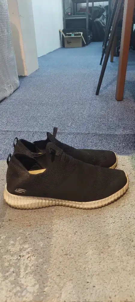 Sepatu lari GBK