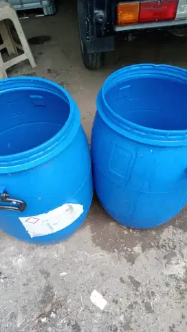 Tong pakan pelastik