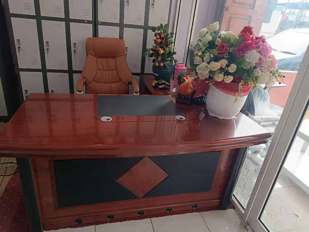 Meja direktur premium