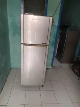 Jual kulkas 2 pintu merek toshiba glacio.