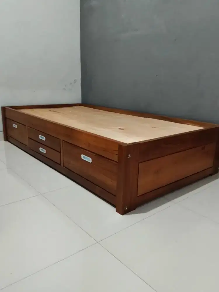 Tempat tidur minimalis