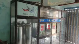 Etalase air isi ulang