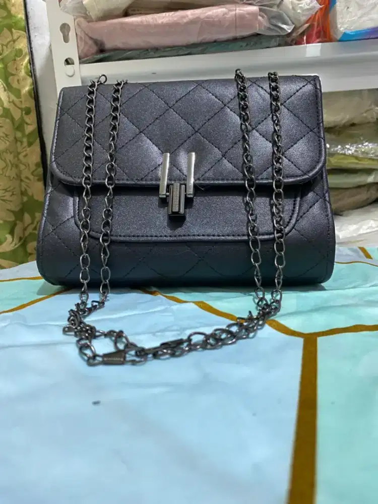 Tas slempang hitam