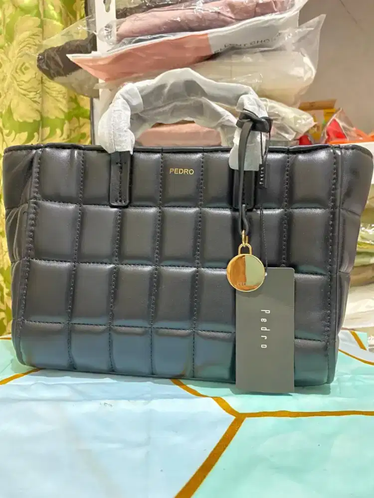 Tas hitam wanita