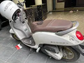 Scoopy putih thn 2021 (km 14000