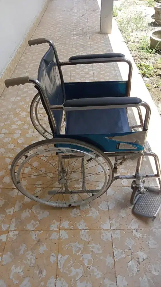 Kursi roda manual standard