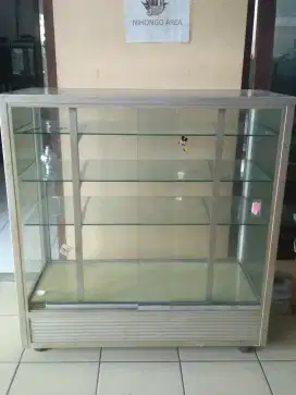 Di jual etalase kaca