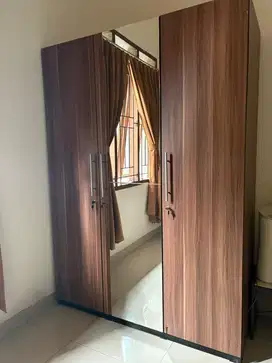 Lemari 3 Pintu Kayu Minimalis – Kondisi 90%