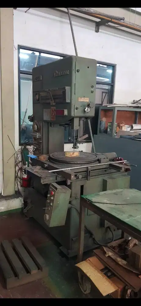 Dijual Vertical Band Saw machine AMADA