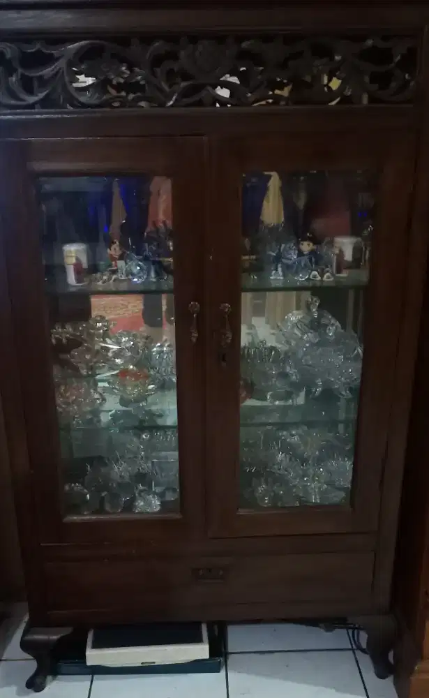 Lemari kaca hias jati